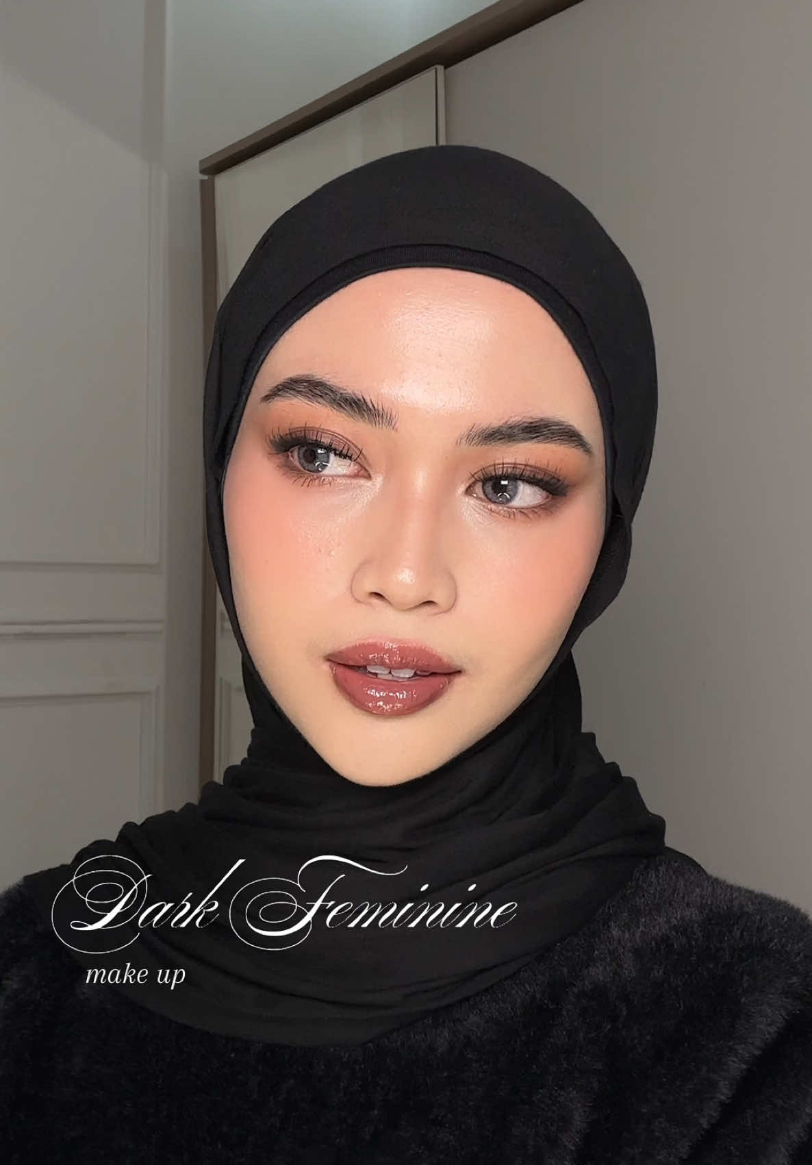 Replying to @emilianrafh in the mood for dark feminine make up 🖤🌹 #makeuptutorial 