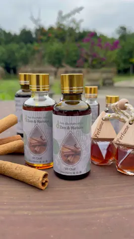 Tinh đâu Quế nguyên chất từ thiên nhiên. Không pha tạp. Tác dụng thơm phòng, đuổi côn trùng, làm ấm cơ thể, làm dịu vết bỏng, treo xe ô tô thơm, chống say, treo thơm tủ quần áo. Chăm sóc sức khoẻ và làm đẹp. #denxongtinhdau #tinhdau #tinhdauque #sapthom #nenthom