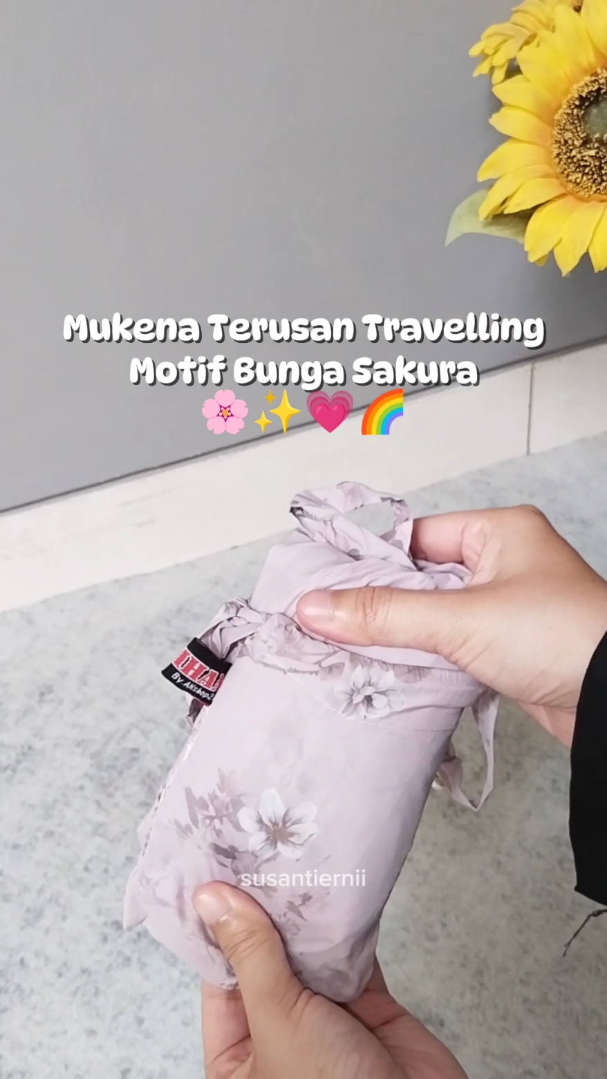 mukena travelling ukurannya cuma segenggam tangan❤ bisa dibawa kemana aja, tanpa memenuhi tas kamu🥰 modelnya terusan yaaa jadi ga akan terbang2 dipake sholat, aurat tetap terjaga❤✨ #mukenatravelling #mukenamurah #mukenaterusan #foryou #fyp #xyzbca #belilokal 