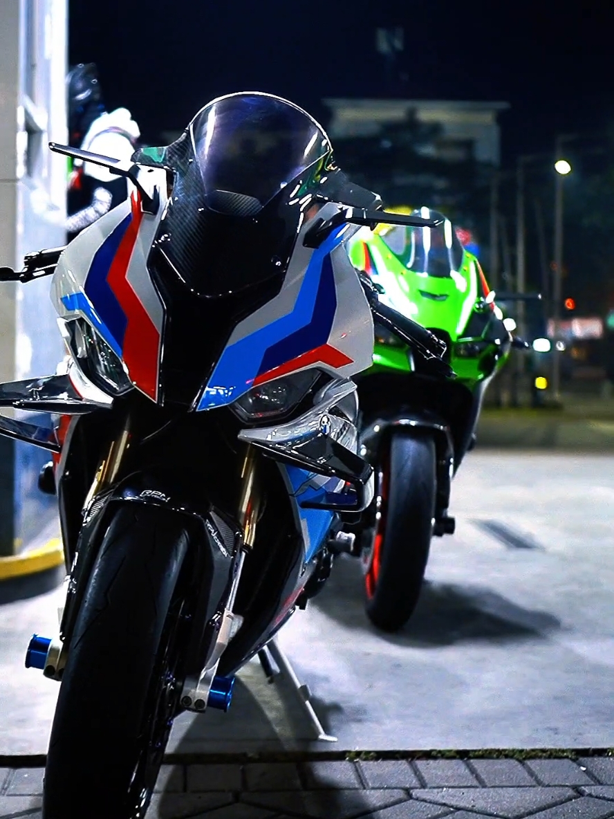 begini aja uda happy kok 😁 #bmws1000rr #s1krr #kawasakininja #ninjazx10r #zx10r #nightride #bpgasstation #jalanjalan #riding #happiness 