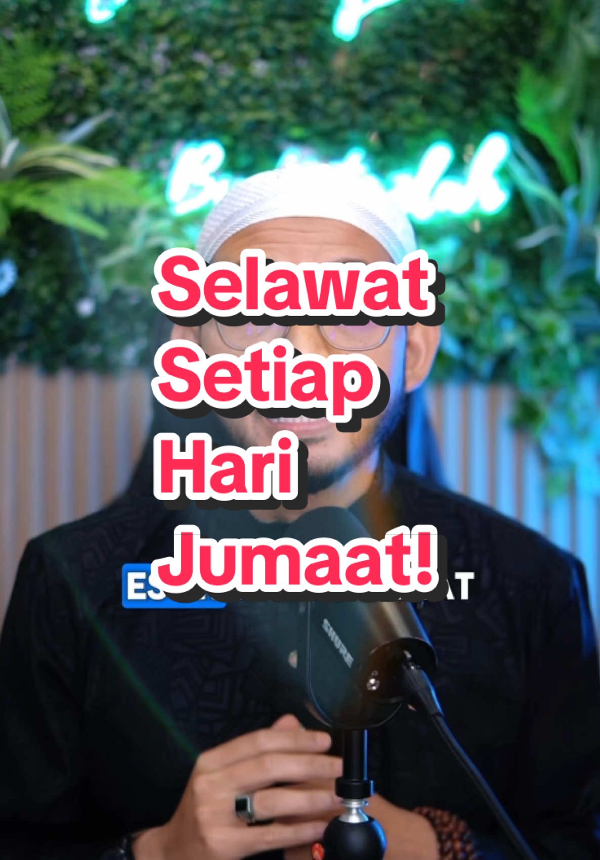 Jom sebarkan kebaikan kepada orang lain! Orang yang paling hampir dengan Rasulullah SAW pada Hari Kiamat ialah orang yang paling banyak berselawat kepada Baginda. Jom jadi di antara mereka yang akan bersama Rasulullah SAW di Syurga kelak. UstazLah 🌹 #Ustazlahofficial  #Ustazlah  #pesanustazlah #EsokHariJumaat #selawat #Jumaat #Friday #Heblun #Motivasi #AyatHealing #fyp 