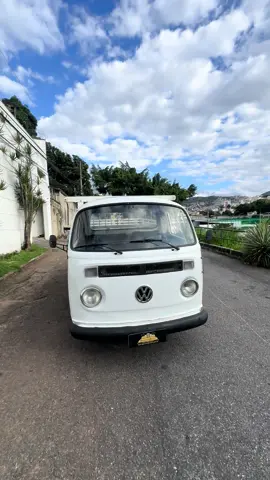 Kombi  Pick-up 1981  R$22000 Raro de se encontrar em bom estado, a maioria das pick-up com rodas 5x205 (o famoso calotão da Kombi e Fusca) já se acabaram trabalhando nesse Brasilsão! Aqui um carro em bom estado mecânico, mas  para restauração, ideal para quem busca uma dessas para trabalhar ou procura um projeto como esse. Carroceria em madeira, e em bom estado. Possuo uma caçamba original metálica completa e em excelente condição, Karmann Ghia, caso haja interesse, negociada à parte.  Conjunto ótico dianteiro em bom estado. Lanternas traseiras originais Arteb, vidros originais, inclusive o dianteiro. Rodas originais e pneus recapados, em bom estado. Interior com desgaste de uso, inclusive no assoalho dianteiro. Motor 1600 a gasolina Documentação em dia, placa Mercosul 31 9 8836 9733 Gustavo Brasil #kombi #aircooled #vw #volkswagen #gustavobrasil #oldcar #carrosantigos #placapreta #bulli #truck #vwtruck #vwkombi #carroantigo #oldvw #perua #cabrita