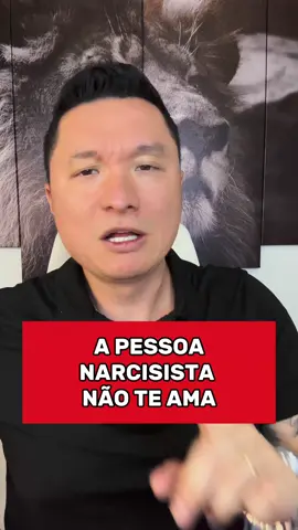 A pessoa narcisista não é capaz de amar verdadeiramente, pois sua estrutura psicológica está projetada para proteger sua autoimagem grandiosa, em vez de nutrir relacionamentos verdadeiros.  Isso acontece porque a necessidade de se sentir especial bloqueia a capacidade de desenvolver empatia e reciprocidade emocional, que são fundamentais para o amor verdadeiro. 🧠 Terapia de Alta Performance  ☎️ Telefone na descrição do perfil  👉🏻 Tratamento de vítimas de relacionamento com narcisista  👉🏻 Tratamento para filhos de narcisistas 👉🏻 Tratamento para narcisistas 👉🏻 Especialista em ajudar pessoas a lidarem com narcisistas de forma inteligente e sem conflito 🙌🏻🙏🏻❤️ #narcisista #narcisismo 