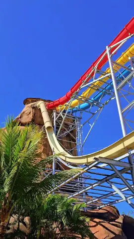 No diRoma Hotéis e Parques, a alegria não tem limites, e as emoções ganham vida nas águas quentes mais famosas de Caldas Novas! 🌞🌊 🎵 Dê o play e entre no clima da diversão! 👉 Faça sua reserva em um de nossos hotéis e tenha acesso gratuito ao melhor parque aquático de Caldas Novas! ✅️ 🌐 diroma.com.br