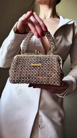 Model with the clasp process  #accessoripermatrimoni #accesoriosdeboda #bolsadecuentas #bolsa #bolsadeperlas #ideasderegalos #fotosdeboda #beadbags #giftforher #beadbagshop #beadbagdesigner #bag #bagshop #bagbeads #baghandmade #handmadebag #crystalbag #crystalbags #giftideas #crystalpurse #crystalbagscollection #beadedpurse #weddingaccessories #handmadebags #handmade #weddingdressideas #weddingdress# @le.paragon 