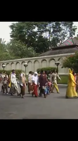 arsip ibu megawati pada tahun 1997 berziarah ke makam sang ayah untuk mendoakannya  #megawatisoekarnoputri 