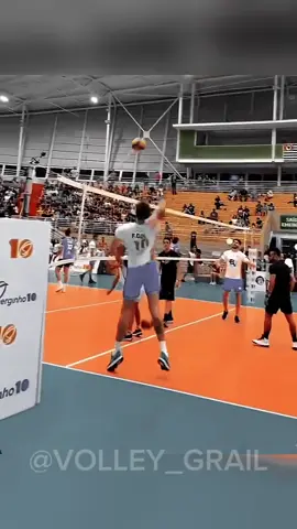 That one tall friend 😮‍💨 #volleyballworld #volleyballhighlights #volleyballbestmoments #volleyballteam #volleyballplayers #volleygrail 