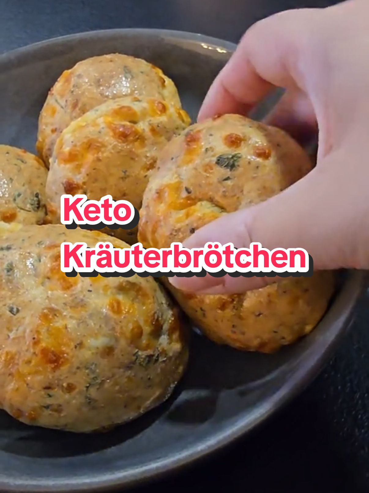 Hier kommen neue Frühstücksbrötchen. Super soft, super schnell gemacht und super Keto! 💪🤩 Ganz ohne Mehl und auch ohne Mandeln!  Zutaten für 6 Stck: 3 Eier 150 g Frischkäse (Doppelrahm) 50g ger. Käse (zb Mozzarella) 25g Flohsamenschalen  1 TL Backpulver o. Weinstein 1/2 TL Salz Gewürze o. Kräuter nach Wahl (bei mir waren es Bockhornskleeblätter und Chiliflocken) Alle Zutaten miteinander verrühren,  15 min stehen lassen bis der Teig fester wird. 6 kleine Brötchen formen und bei 180°C ca 25 min backen.  Fertig 😃 #ketobreakfastideas #keto #ketodiät #lowcarb #ohnekohlenhydrate #abnehmen #ketorezepte #ketobrötchen #ketobrot #ketofrühstück 