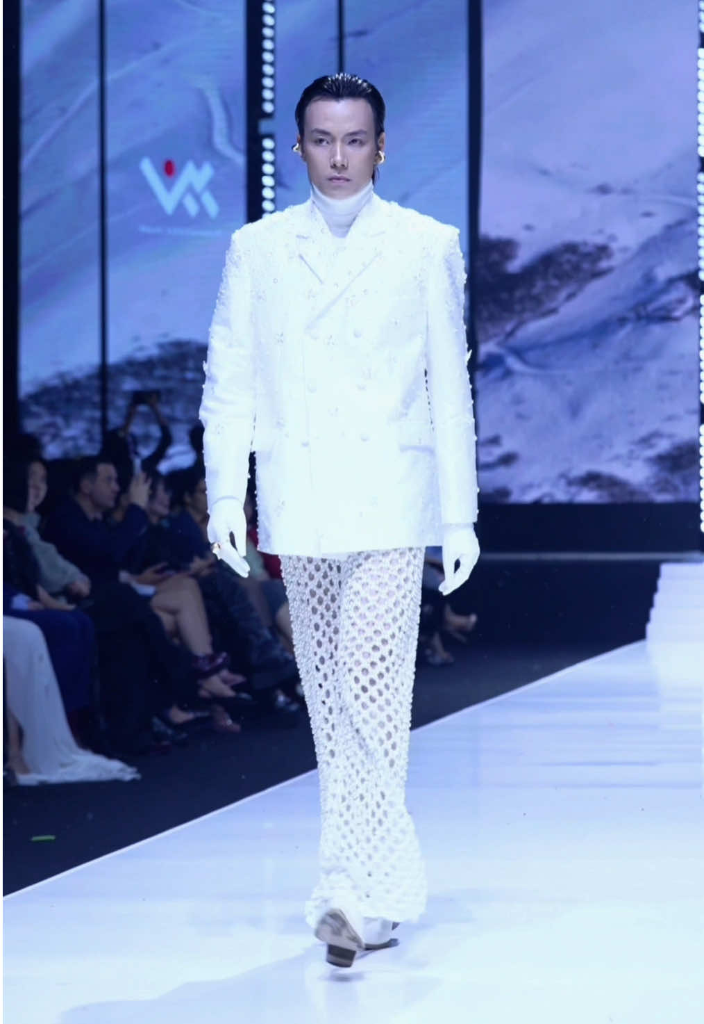 Mẫu thiết kế nhà KWANG tại Aquafina Viet Nam International Fashion Week | Winter 2024 #AVIFW #AVIFW2024 #FashionEvolution #AquafinaVietnamInternationalFashionWeek #Aquafina #Toasangphongcachthuankhiet #ViNgonCuaSuTinhKhiet #KWANG #KWANGENTERTAINMENT #KWANGFASHION #ntkvuongkhang #KWANGMODELHOUSE #MultiMediaJSC #beUModels #KhamPhaPhongCachThuanKhiet 