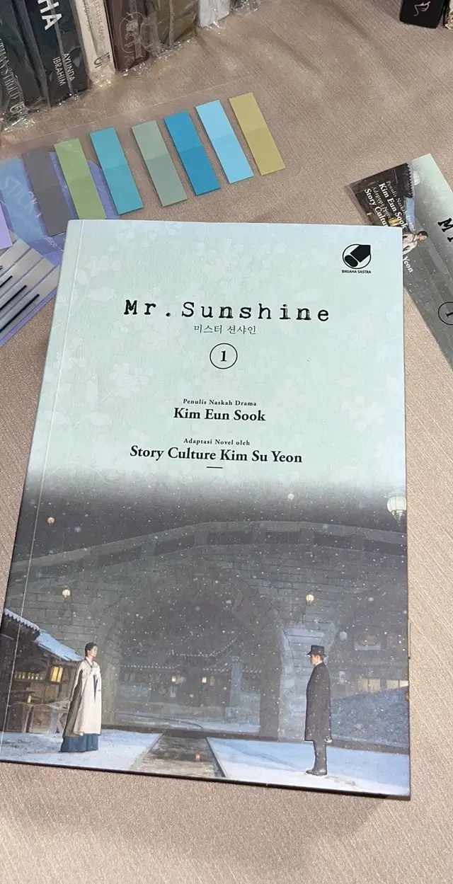 rate 5/5 ⭐️ untuk buku pertamanya sama seperti dramanya yang jadi favoritku nomor satu sampai sekarang, novelnya juga nggak kalah bagus! Ber-genre historical fiction, cerita ini tentang perjuangan, cinta, dan pengorbanan di masa penjajahan joseon.  menurutku pribadi lebih suka versi novel karena emosi dan konflik para tokoh yg digambarkan lebih dapet. cocok banget buat yang suka cerita penuh emosi dan makna, bener-bener bikin terhanyut!😄📖 #books #booklines #BookRecommendations #BookTok #bookreview #foryoupagе #kutipanbuku #mrsunshine #fyp 