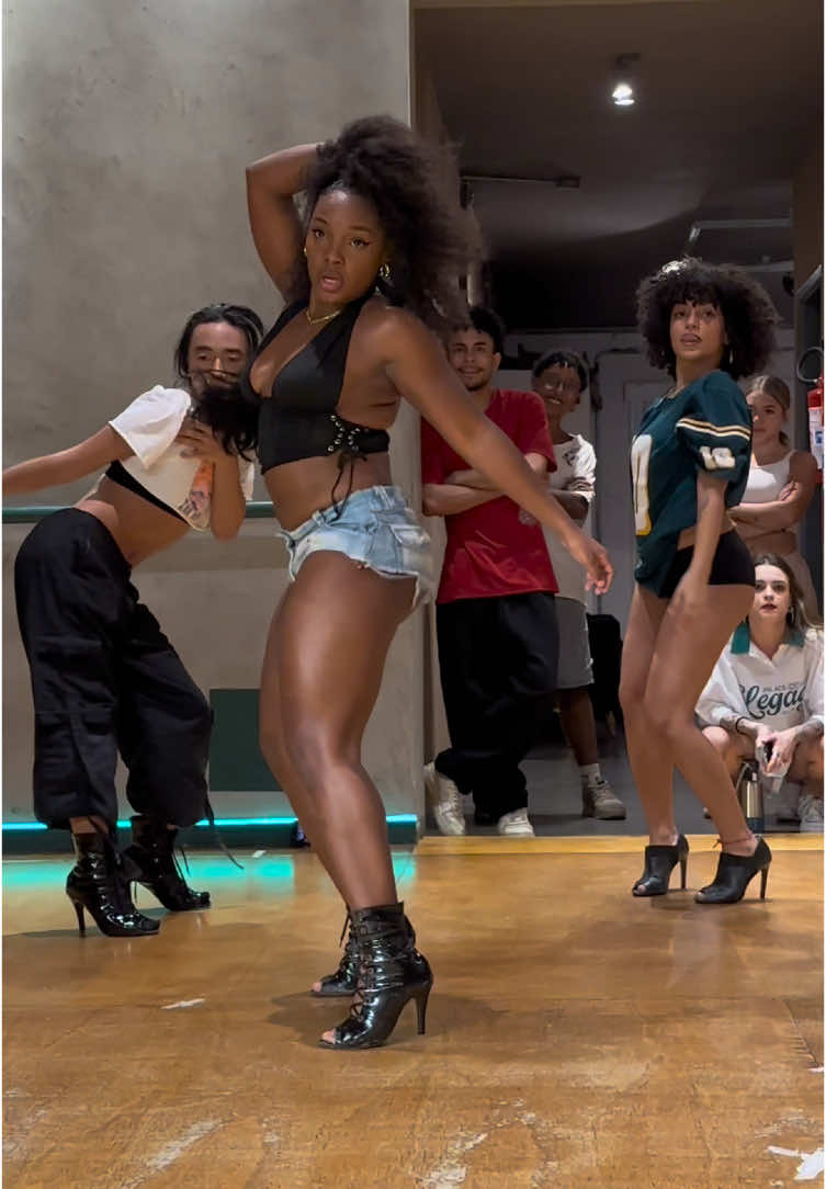 Dc @Rafaella Custódio / @Dept Cult #tyla #view 