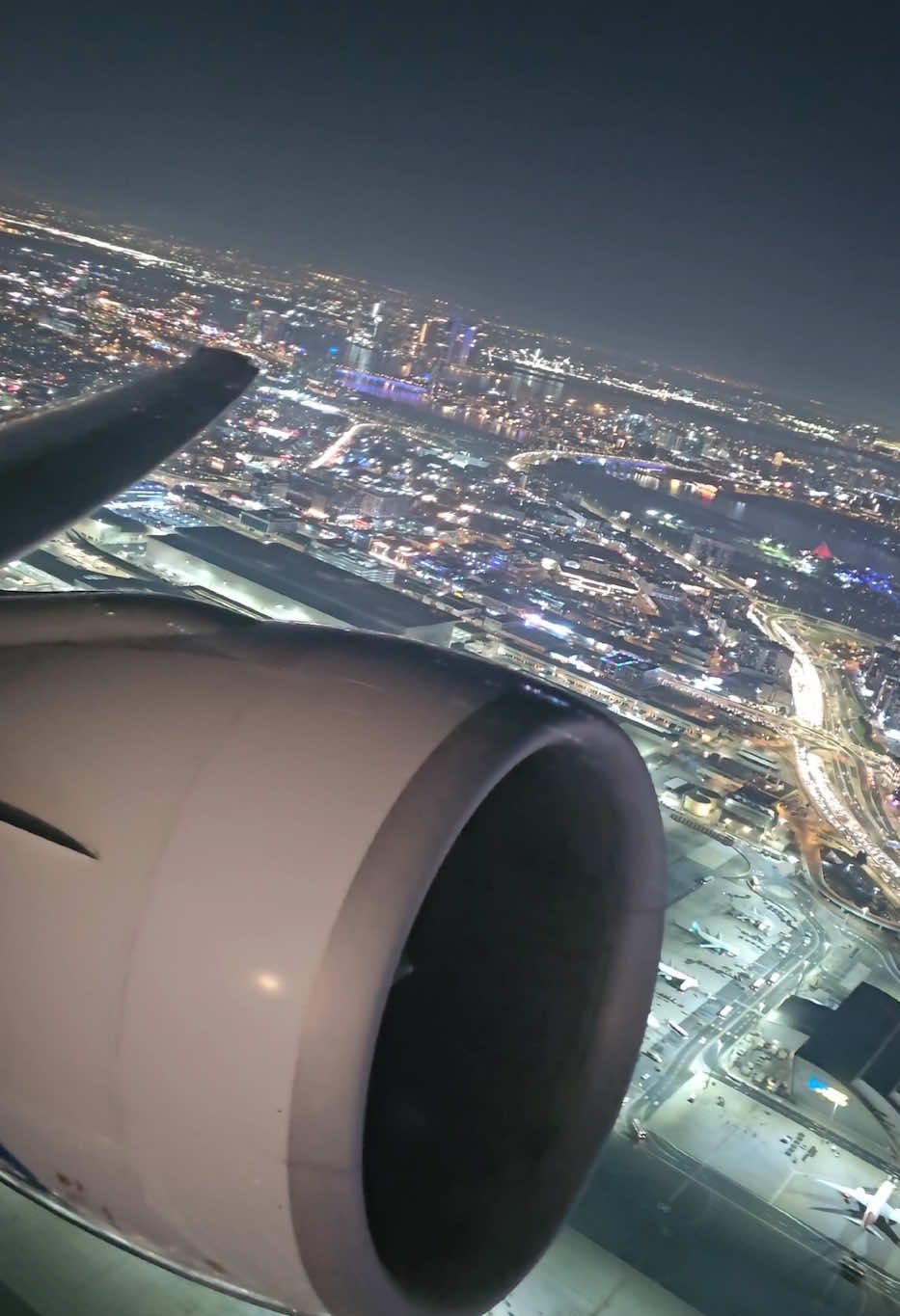From the powerful roar of the G90 engines to a seamless night takeoff, Kuwait Airways’ Boeing 777 captures the beauty of flying over Dubai’s skyline.  #aviation #KuwaitAirways #dubaiairport #nighttakeoff #avgeek #boeing #boeing777 #الخطوط_الجوية_الكويتية #دبي 