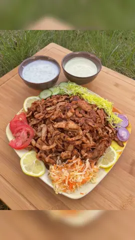 شاورما المطاعم بخلطة لبنانية-تركية بطعم لا يُقاوم: حضّريها في البيت بسهولة! 👌🏻 Döner nach Art der Restaurants: Eine Mischung aus libanesischer und türkischer Würze – einfach zu Hause zubereiten! 👌🏻 المقادير: للدجاج: 	•	2 كيلوغرام من صدور الدجاج الفيليه، مقطعة إلى شرائح رفيعة. 	•	1 بصلة مبروشة ناعمة التوابل: 	•	1 ملعقة طعام من الثوم البودرة. 	•	1 ملعقة طعام من البابريكا المدخنة. 	•	1 ملعقة طعام من بهار الفلفل الأحمر العادي. 	•	1 ملعقة صغيرة من الفلفل الأسود. 	•	1 ملعقة صغيرة من الفلفل الأبيض. 	•	1 ملعقة صغيرة من الكزبرة اليابسة. 	•	1 ملعقة كبيرة من الأوريجانو. 	•	1 ملعقة كبيرة وشوي من الملح (حسب الرغبة). 	•	1 كوب من اللبن (الزبادي). 	•	1/2 كوب من الزيت النباتي. 	•	1 ملعقة كبيرة من معجون الفلفل. 	•	1 ملعقة كبيرة من صلصة الصويا (سويا صوص) Die Zutaten: •	2 Kilogramm Hähnchenbrustfilet,  •	1 Zwiebel fein gerieben. Gewürze :  •	1 Esslöffel Knoblauchpulver. •	1 Esslöffel geräuchertes Paprikapulver (für das typische Aroma). •	1 Esslöffel Paprikapulver (mild oder scharf, je nach Geschmack). •	1 Teelöffel schwarzer Pfeffer. •	1 Teelöffel weißer Pfeffer  •	1 Teelöffel gemahlener Koriander. •	1 Esslöffel Oregano. •	1 großzügiger Esslöffel Salz (nach Geschmack). Flüssige Zutaten: 	•	1 Tasse Joghurt (natur). 	•	1/2 Tasse Pflanzenöl. 	•	1 Esslöffel Paprikapaste (scharf oder mild). 	•	1 Esslöffel Sojasoße (für mehr Geschmack und Saftigkeit). #lebanesefood #döner 