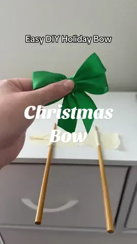 How to tie a Christmas bow. #Christmas #wrapping #christmasbow #holidays #LifeHack #livehack #DIY