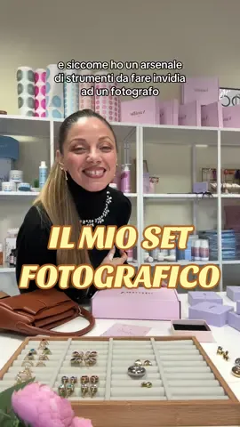 Ecco tutta l’attrezzatura che utilizzo per scattare le foto ai prodotti di vanille! #SmallBusiness #tourufficio #gioielli #foto 