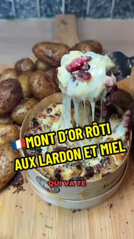 🇫🇷MONT D’OR RÔTI AUX LARDON ET MIEL🍯  Une recette qui va te réchauffer avec ce froid 😍 . . Enregistre la publication si tu comptes reproduire cette recette 🫶🏼 . . Identifie un ami qui devra te faire cette recette et dis moi en commentaire ce que tu en penses 👨‍🍳 . . Un petit like, commente et partage pour la force ❤️ . . 🇫🇷Les ingrédients pour cette recette (4-6 personnes )🍽 :   - 🇫🇷1 ou 2 mont d’or  - 🥓Lardon volaille halal  - 🍯Miel  - 🧂1 càc sel, poivre, ail fumé, paprika  - 🥔500g pommes de terre grenailles  - 🧄1 gousse d’ail  - 🫒1 càs huile d’olive  - 🌿Thym + romarin  🇬🇧The ingredients for this recipe 🍽 : - 🇫🇷1 or 2 mont d’or  - 🥓Halal poultry bacon  - 🍯Honey  - 🧂1 tsp salt, pepper, smoked garlic, paprika  - 🥔500g new potatoes  - 🧄1 clove of garlic  - 🫒1 tbsp olive oil  - 🌿Thyme + rosemary #recettefacile  #recette  #halal #tiktokfood #tiktokacademie #pourtoi #fyp #montdor #raclette #fromage #cheese 