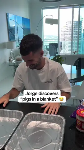Pigs in a blanket 🐷 Are there other foods out there that we call funny things?! 😂 #lyneaandjorge #bilingualcouple #couplestiktok #fyp #trending #thanksgiving #friendsgiving #pigsinablanket #LanguageLearning #spaniardsinusa #bilingualproblems 
