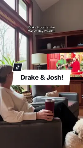 Who’s gonna tell her? @Josh Peck #drakeandjosh #macys #macysthanksgivingdayparade #thanksgiving #funnyaunt 