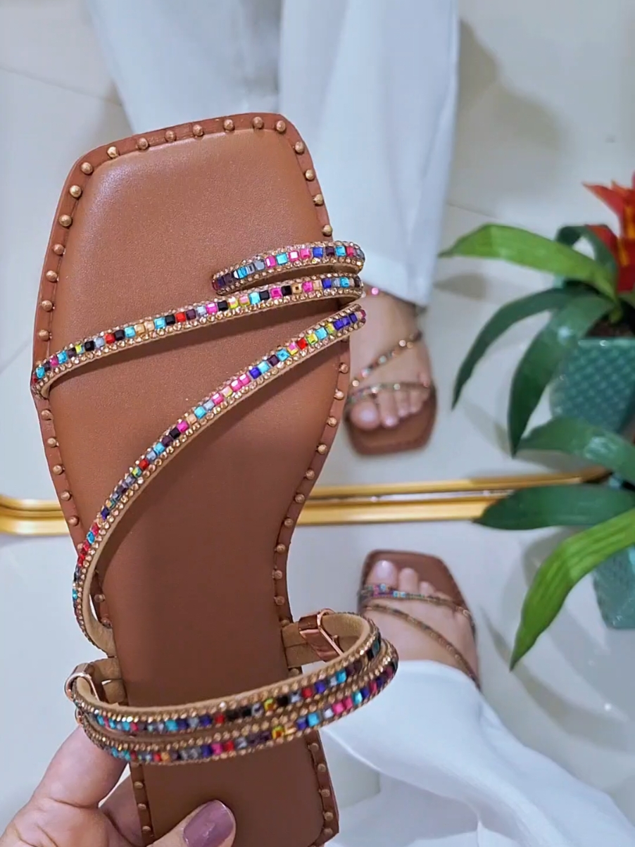 Sandália Rasteira Cravejada com Pedras Coloridas- R$ 85,00 - www.divinittashoes.com.br 