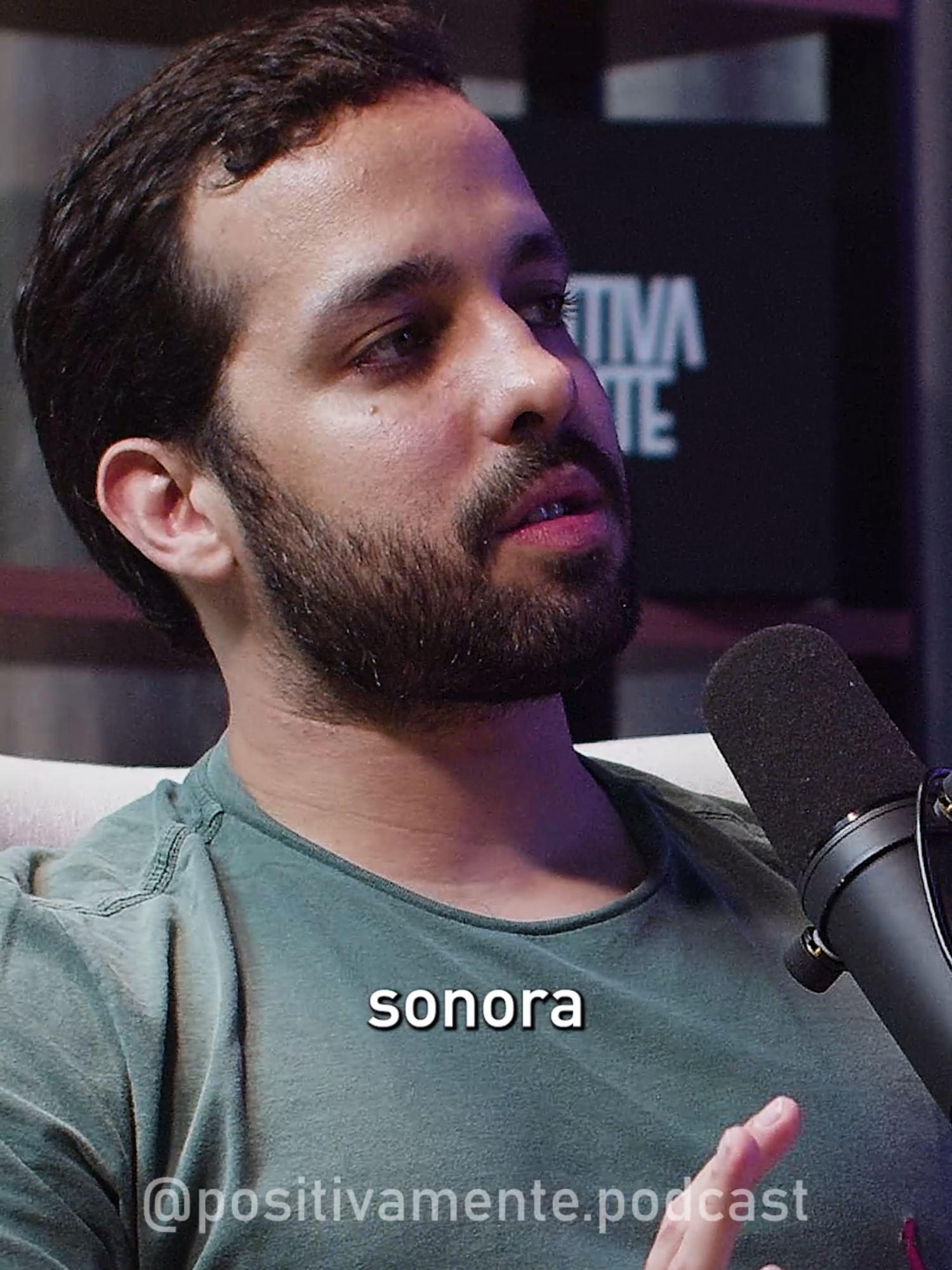 A música tem o poder de emocionar profundamente, mas devemos ter cuidado: ela não pode ser usada para substituir a verdade da Palavra de Deus. 🎶 Durante o culto, cada elemento, incluindo a música de fundo, deve ter uma intenção clara e alinhada com a Escritura. Infelizmente, algumas igrejas podem manipular esse poder emocional para fortalecer mensagens que não são baseadas na verdade bíblica. O verdadeiro impacto do culto não vem da emoção momentânea, mas do ensino fiel da Palavra. A música deve ajudar a edificar a fé, não a desviar a atenção daquilo que realmente importa: a mensagem de Cristo. ✝️ Assista o episódio completo nas principais plataformas de áudio. #PositivamentePodcast #FilipeCastelo #Teologia #MúsicaNoCulto #Emoção #Louvor #Cristianismo #Igreja #PalavraDeDeus