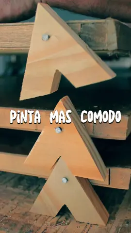 PINTÁ MAS COMODO CHE! 💯 ¿Se acuerdan estos triangulitos? Bueno... la versión 2.0 vino para mejorarla 😅 Realmente son muy prácticos para pintar varios tableros, puertas, tablas, etc... y esperar que sequen de manera organizada y sin ocupar mucho espacio! Espero les sirva este #tip #tips que justo a mi me viene al pelo para pintar 12 puertas jaja! Bueno juernes, nos vemos ❤️ #tip #tips #marceneiro #carpinteria #diyproject