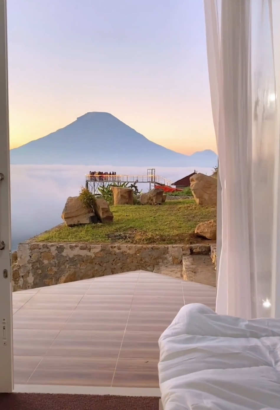 Save dulu, Barangkali mau Staycation disini 😍  Reservasi langsung ke wa Admin di Bio 👉 #fypシ゚ #fyp #dieng #dieng_wonosobo #village #villapintulangit #lautanawan #diengplateau #staycation #penginapan #wajibfyp #semuaorang 