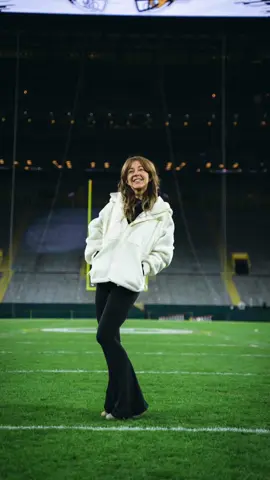 Go #greenbaypackers! I’m performing my first NFL halftime show tonight! What a way to spend thanksgiving!! . .ps. I can still do a toe touch… but it ain’t pretty #gopackgo