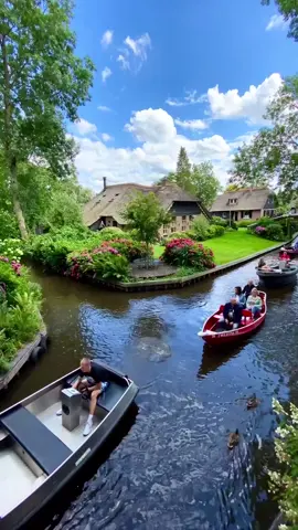 🇳🇱 Netherlands 🇳🇱 Giethoorn — a village in the province of Overijssel in the Netherlands. It is known as the 