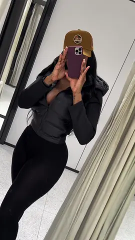 Here’s to another scuba x puffer jacket🖤 to your wishlist check out our beautiful leggings that are dropping next month #womenclothingforwinter #winteressentialswomen #newinzara #zarajackets #croppedfittedpufferjacket #newinzara #womeninfittedhats #womenpufferjacket #leggingsby8618 @ZARA 