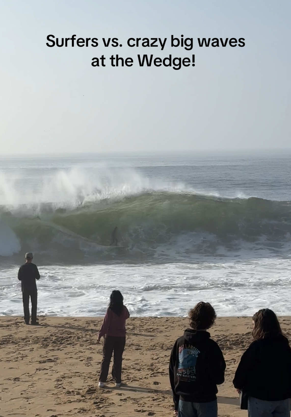 Super heavy shorebreak comes to the wedge, and surfers connect the side wave to the peak 🌊 #fyp #foryou #waves #surf #surfing #ocean #wedge #shorebreak #bigwaves #swell 