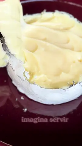 O queijo mais cremoso do mundo!!!  Eu adoro servir esse queijo pq é sempre sucesso!!!  #luacheia  Disponivel no nosso site :  www.sassademinas.com.br 