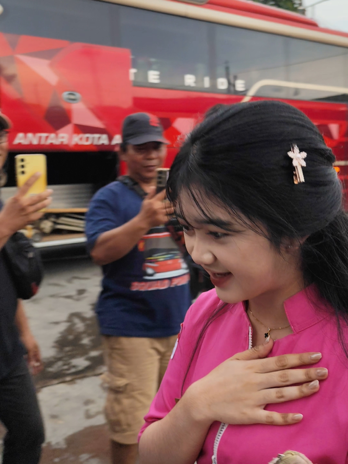 pesona kak eve pramugari bus kencana. 🤩 #viralvideo #trending #fypシ #fyp #kencanaindonesia #buskencana 