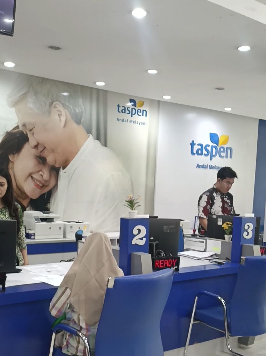 momen lagi ngantri di taspen tiba2 berkumandang lagu kebangsaan Indonesia Raya dan semua pegawai berdiri khidmat, kecuali yg sedang melayani tetap melayani. beberapa pengunjung yg menyadari ikut berdiri.  Salut Taspen👍🏽👍🏽 #indonesiaraya 