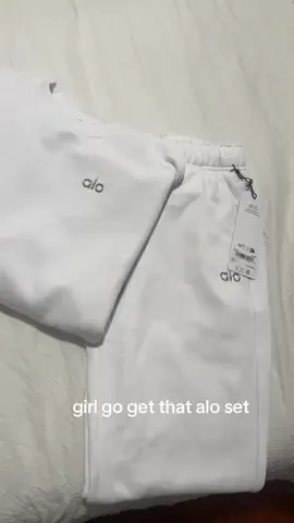alo set 🤍🤍🤍 need all of them #alo #sweatshirt #winter
