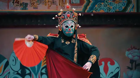 🎭 Biến Diện – Nghệ thuật đổi mặt độc đáo của Trung Quốc, nơi chỉ cần một cái phất tay là gương mặt đã hoàn toàn thay đổi! ✨ Với hơn 300 năm lịch sử, Biến Diện kết hợp kinh kịch Tứ Xuyên tạo nên một màn trình diễn mãn nhãn, bí ẩn và cuốn hút. Từ các mặt nạ rực rỡ sắc màu, mỗi lớp lại mang ý nghĩa riêng: ❤️ đỏ là dũng cảm, 🖤 đen là chính trực, 💛 vàng là quyền lực… Đằng sau sự kỳ diệu ấy là kỹ thuật điêu luyện, bí mật gia truyền được giữ kín qua nhiều thế hệ. Không chỉ là nghệ thuật, Biến Diện còn là tinh hoa văn hóa Trung Hoa, xứng danh 