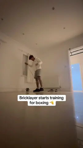Bricklayer starts training for boxing… @Misfits Boxing what you saying 👊🏻👊🏻👊🏻 #bricklayer #boxing #misfitsboxing 