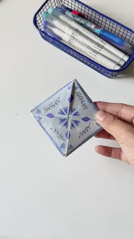 Art lại hướng dẫn các bác làm thiệp đâyyy ✨ Thiệp lần này siu đặc biệt nháa, chỉ với một tờ giấy và một cây bút thui là đã làm được một món quà tỉ mỉ rùi nè 🤍. Vừa 