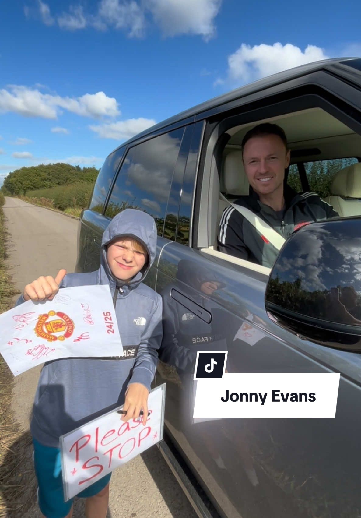 Jonny Evans, always so polite! @Manchester United #jonnyevans #northenireland #irish #manchesterunited #centreback #35 #carrington #football #fyp #manchesterunited 