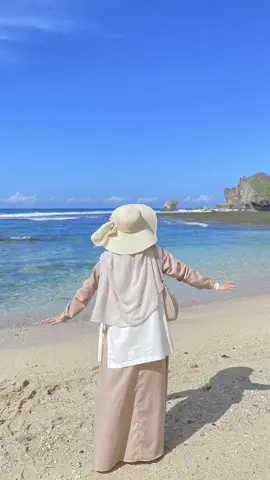 Main ke pantai pake dress cantik ˖°𓇼🌊⋆🐚🫧 #dress #dresssimple #syarioutfit #dresskekinian #beach #pantai #outfitkepantai #beachoutfit #hijabstyles #fashiontiktok 