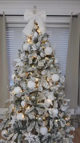 Love this time of the year 🎄❄️  #christmas #christmastree #christmasdecor #snowtree #baubles #bow 