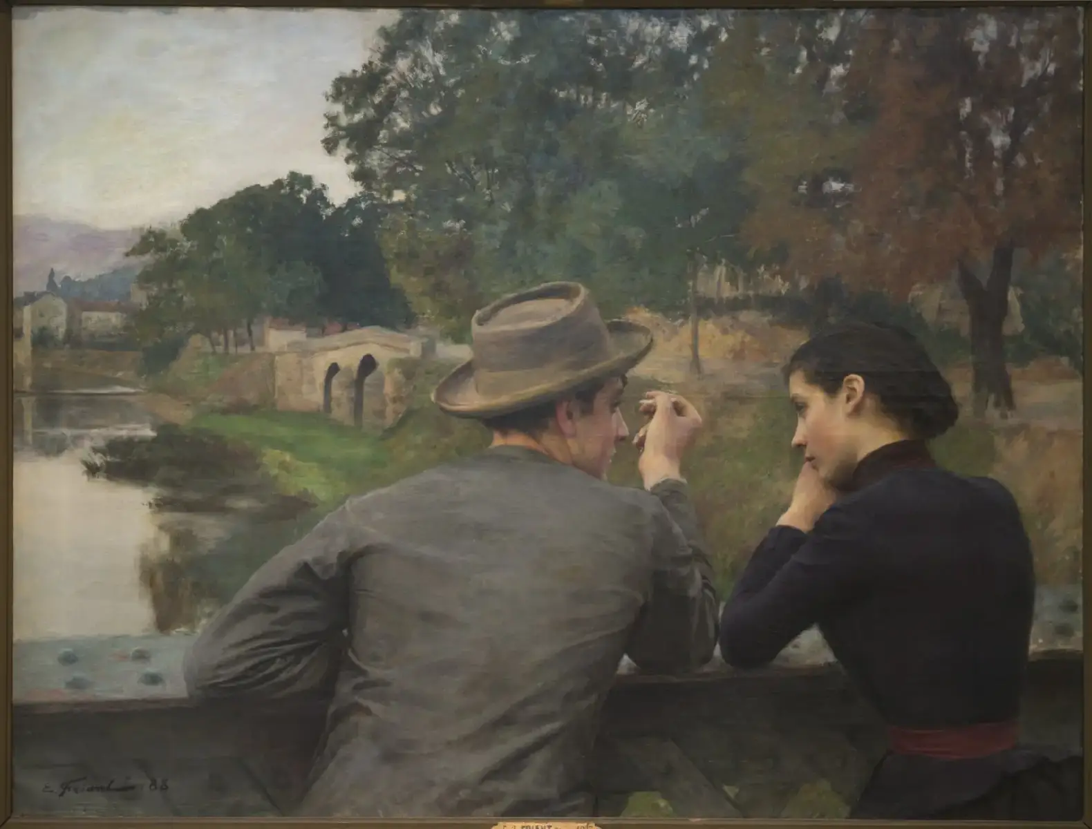 لحظة هادئة ومؤثرة تجمع بين اثنين من العشاق في مشهد طبيعي بسيط.  رُسمت اللوحة عام 1888 وهي تُظهر زوجين يقفان على جسر، يتبادلان نظرات حميمية تعبر عن عمق علاقتهم دون كلمات. المشهد يبرز البساطة والرقة في التعبير عن الحب، حيث يركز الفنان على لغة الجسد ونظرات العشاق ليصور مشاعر الحب والانسجام.  الرجُل، المُتمركز في المُنتصف، يرتدي معطفاً رمادياً، يميل ناحية اليمين، ويحمل سيجارة وينظُرُ بتركيزٍ شديد نحو إمرأةٍ شابة.  وهي، على الجانب الأيمن من اللوحة، مُرتديةًً فُستاناً أسود ويبدو أنها تستمع، ورأسها مُستند على يدها.  اختار الرسام تصوير الشخصيتين من الخلف، ما يعطي اللوحة طابعًا عالميًا، حيث يمكن لأي شخص أن يرى نفسه في هذا الموقف الرومانسي.  الخلفية الهادئة والطبيعية تعزز من إحساس السلام والدفء في اللوحة. #فن #art #لوحات #برايزنتيا 