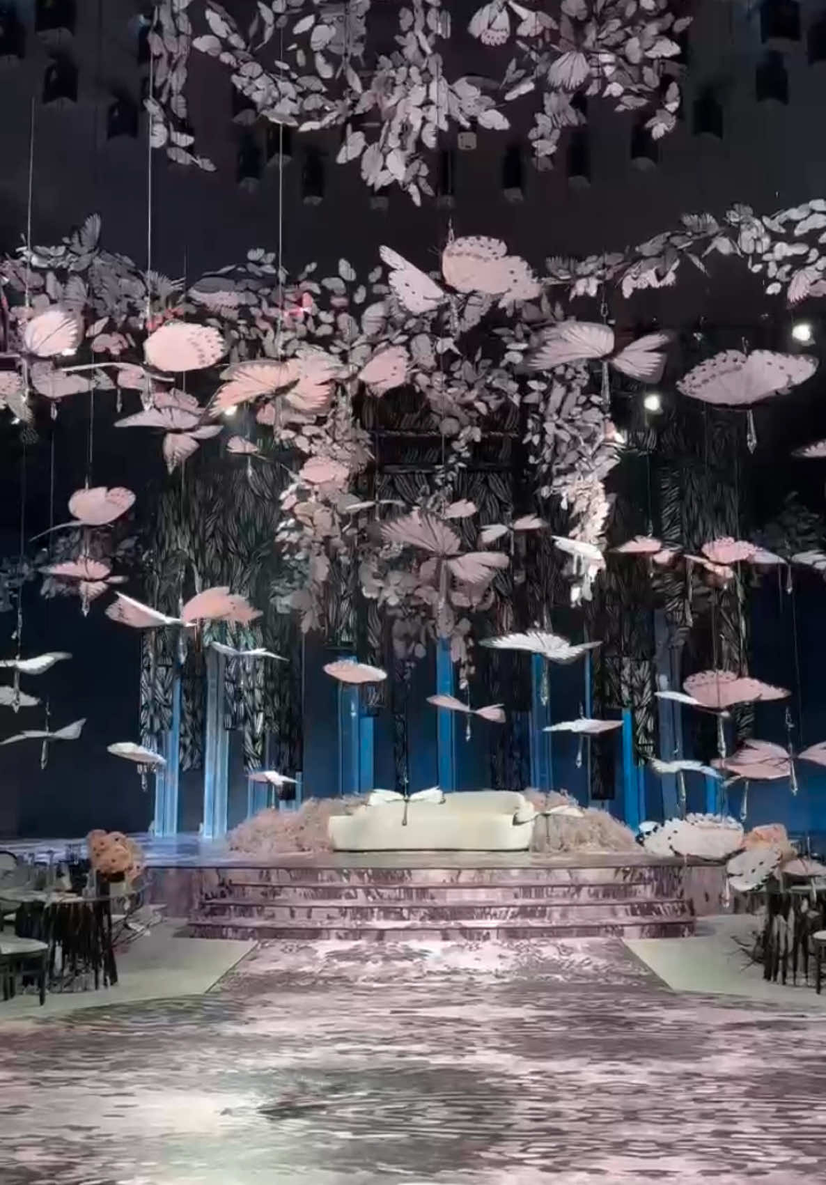 Maryam And Thani’s mesmerizing butterfly-themed wedding that feels like stepping into an enchanted garden—elegant, whimsical, and utterly breathtaking in every detail !  Stay tuned for more .. حاليا من #ابوظبي 🇦🇪 أفراح المرر الكرام ⚜️ تابعو تغطيتنا لليله المميزه ..