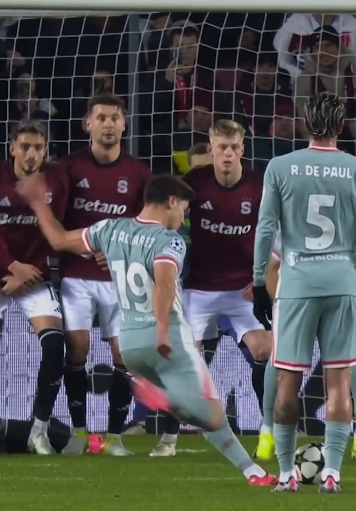 Alvarez free-kick 😍 #UCL 