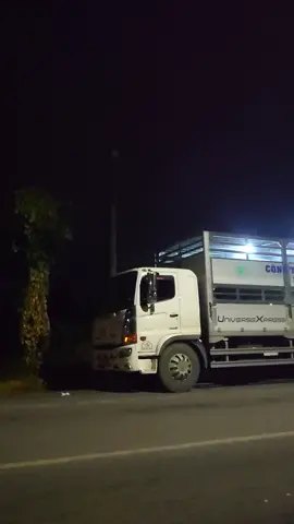 mây đen ôm lấy chiều tà ngồi trước hoàng hôn nhớ nhà nhớ quê  thân ta phiêu bạc làm thuê  hoang hôn tháng chạp tết năm nay lại không về 