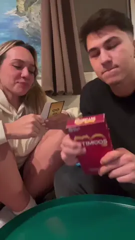 💸🎥 Cuando se trata de grandes sumas de dinero, algunas propuestas pueden poner a prueba los límites y valores en pareja. 😏 ¿Qué harías en una situación así? #intimoos #juegodeparejas #sanvalentin #juegode2 #juegodecartas