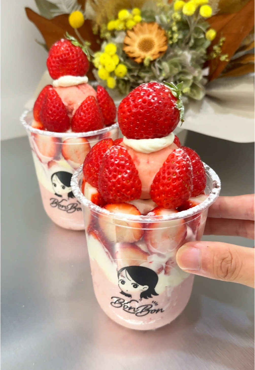 苺20個使った贅沢な苺スムージーパフェ🍓 　 📍福岡 / 天神 【店名】Bon Bon 【時間】12:00〜21:00 【定休】不定休 　 #福岡グルメ #japanesefood 