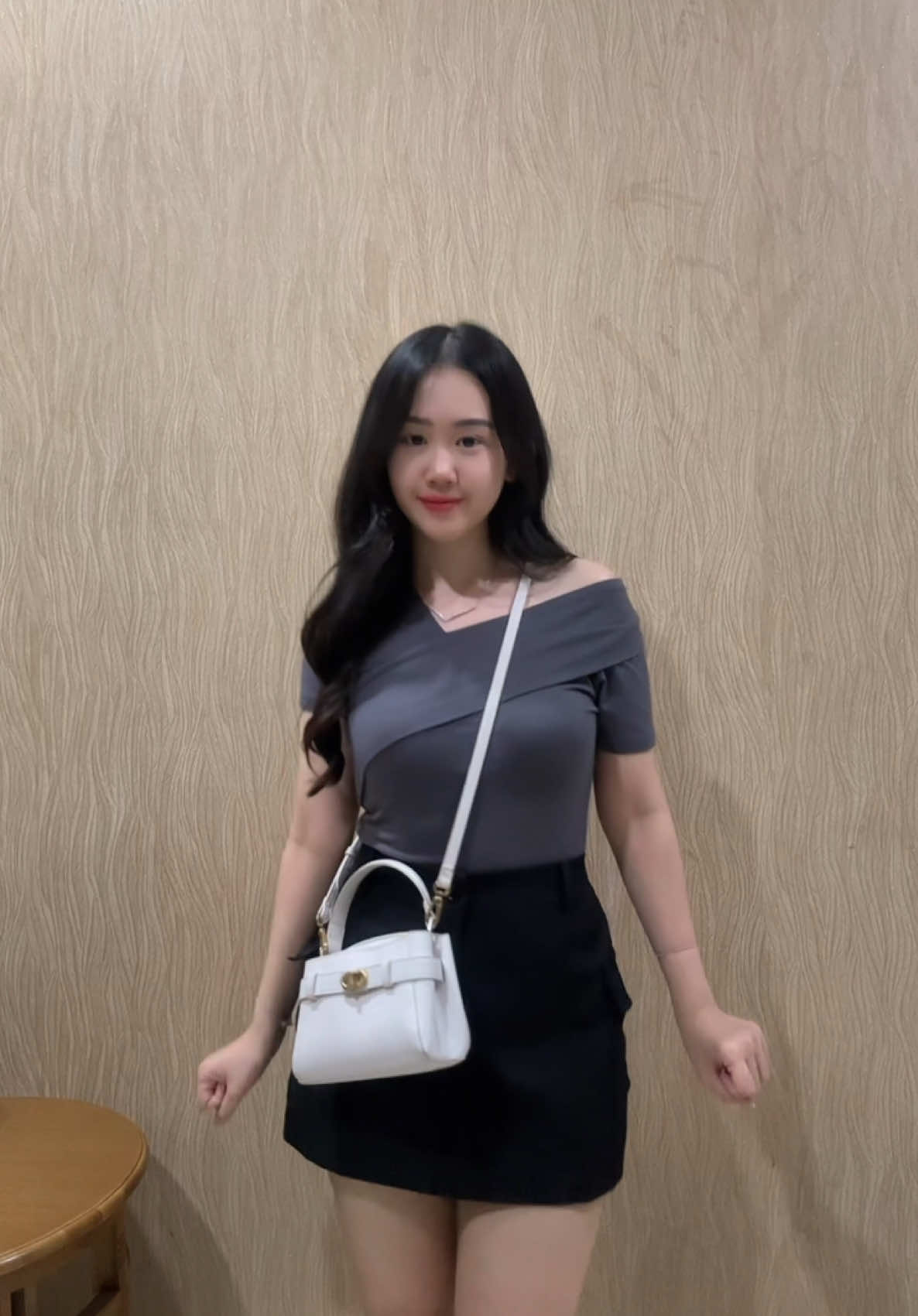 Suka bgt sama top nya sampe punya smua warna 🫣🥰🩶🪄 #fyp #foryoupage #fashiontiktok #outfitcheck #casualoutfits #atasanmurah 