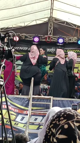 goyang dulu besty, bersama Novita rozma