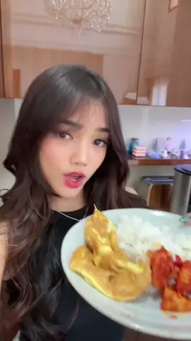 Hari ini Fuji makannya pake Kremes Kraton! Masa kamu enggaa! . #kremeskraton #makananviral #cemilan #makanan 