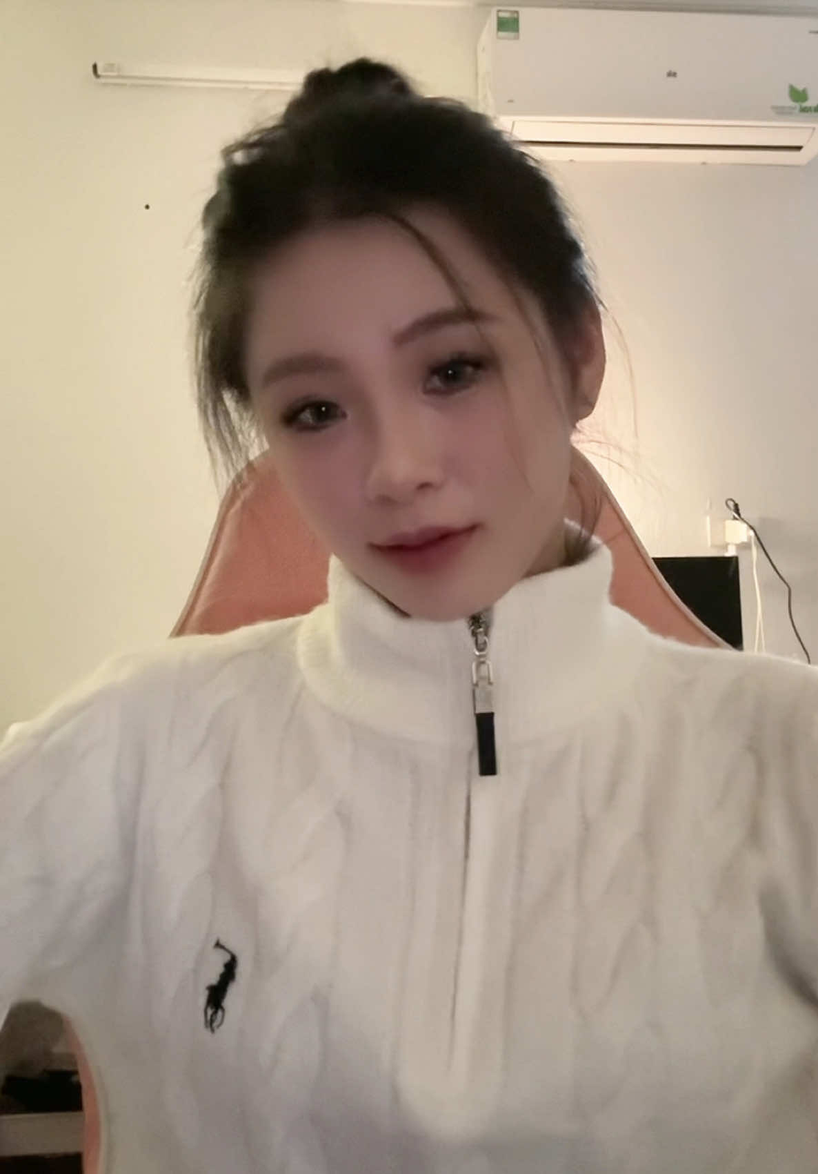 Mặc áo len trắng mà chill mùa đông thế này thì thích mê! ❄️✨ #Aongua #Aopolotheungua #Aotheungua #OutfitMùaĐông #ÁoLen #PhongCáchĐơnGiản #WinterFashion #ThờiTrangMùaLạnh #ChicStyle #MinimalistFashion #OOTD #StyleHàngNgày #TikTokFashion #XuHướng2024 #MixAndMatch #OutfitChất